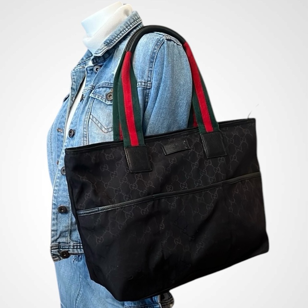 A312- 💯% authentic Gucci shoulder bag